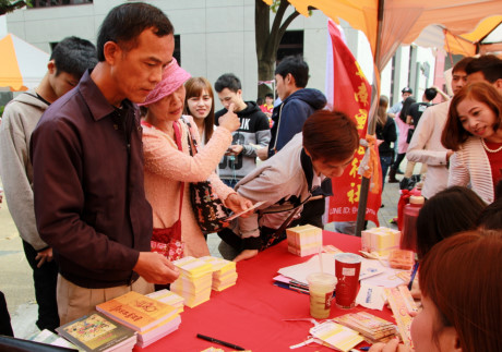 Mỗi Kiều bào tham gia Hội chợ được Công ty Du lịch và di dân Đông Nam Á tặng 100 Đài tệ để mua sắm.