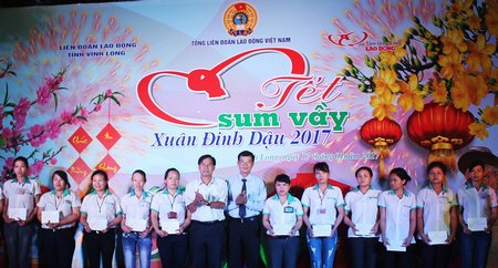 Ông Huỳnh Bá Long (phải)- Tỉnh ủy viên, Chủ tịch Liên đoàn Lao động tỉnh và ông Nguyễn Đắc Phương- Chánh Văn phòng HĐND tỉnh tặng quà tết CNLĐ.