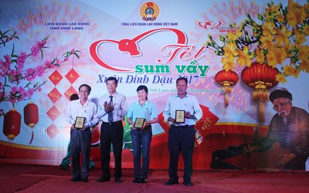 Ông Huỳnh Bá Long trao tặng biểu trưng của Tổng LĐLĐ Việt Nam cho 3 DN chăm lo tốt cho CNLĐ.