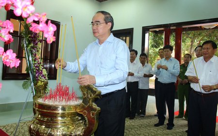  Chủ tịch Ủy ban Trung ương MTTQ Việt Nam  thắp nhang cố Thủ tướng Chính phủ Võ Văn Kiệt  