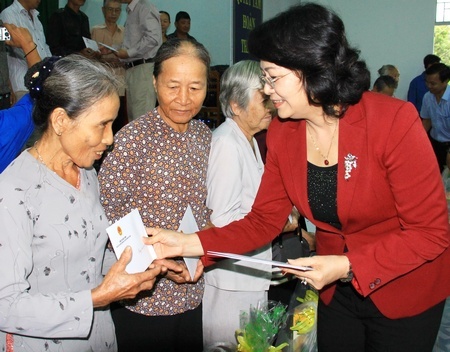 Phó Chủ tịch nước Đặng Thị Ngọc Thịnh tặng quà tết cho gia đình chính sách tại xã Hòa Hiệp, huyện Tam Bình. 