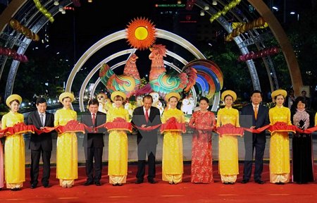 Chủ tịch Quốc hội Nguyễn Thị Kim Ngân và các đại biểu cắt băng khai mạc đường hoa Nguyễn Huệ. (Ảnh: An Hiếu/TTXVN)