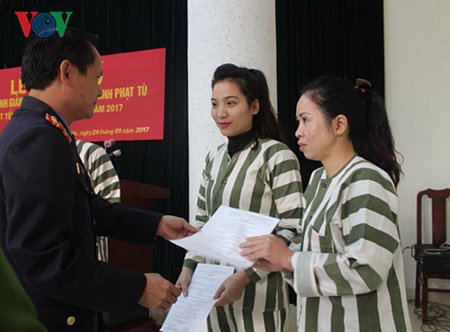 Phạm nhân Nguyễn Thị Hiền (ảnh ngoài bên phải) nhận quyết định giảm tha tù trước thời hạn.
