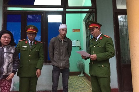 Cơ quan Cảnh sát điều tra Công an tỉnh Quảng Bình thực hiện lệnh bắt khẩn cấp Nguyễn Trần Dũng về hành vi giết người.