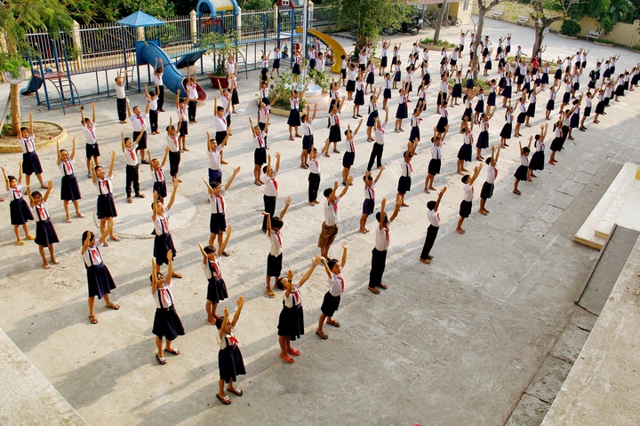 Học sinh Trường Tiểu học Bình Hòa Phước trong giờ thể dục- ngôi trường đạt chuẩn quốc gia của xứ cù lao. Ảnh: DƯƠNG THU