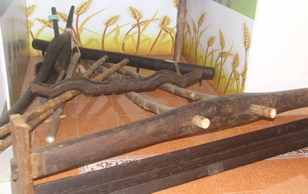 Các loại nông cụ do Bảo tàng tỉnh Vĩnh Long sưu tầm: Những chiếc bừa và trục.
