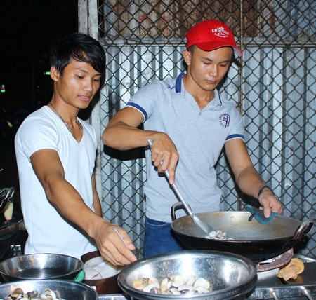 Đôi bạn Hào (phải) và Hoa tranh thủ làm thêm dịp tết để lo chi phí ăn ở khi học xa quê.