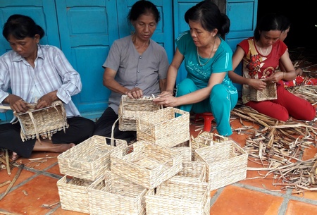 Hợp tác xã Quyết Thắng vừa dạy nghề vừa tạo việc làm cho gần 1.000 lao động nữ nông thôn.