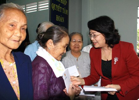 Phó Chủ tịch nước- Đặng Thị Ngọc Thịnh tặng quà tết cho gia đình chính sách ở xã Hòa Hiệp. Ảnh: BÙI THANH