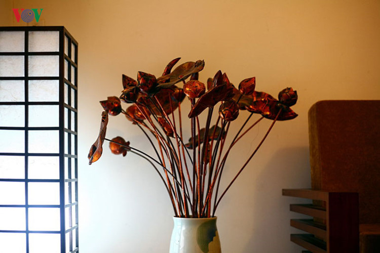 Sắp đặt lọ hoa, bình hoa cây xanh trong nhà. Đây là một cách dễ dàng và tạo nên hiệu quả tích cực, có tính thẩm mỹ cao.