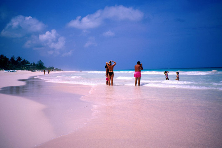Bãi biển hồng lãng mạn tại Bahamas.