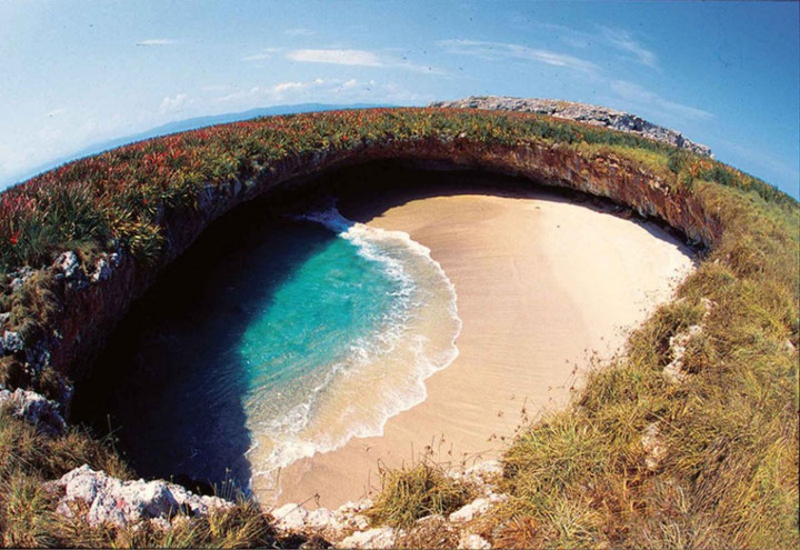 Bãi biển Playa del Amor (bãi biển nhân tình), quần đảo Marietas, Mexico. Một bãi biển đặc biệt nằm trong một vách núi tĩnh lặng. Nơi đây nổi tiếng với biển xanh cát trắng đẹp tựa thiên đường. 