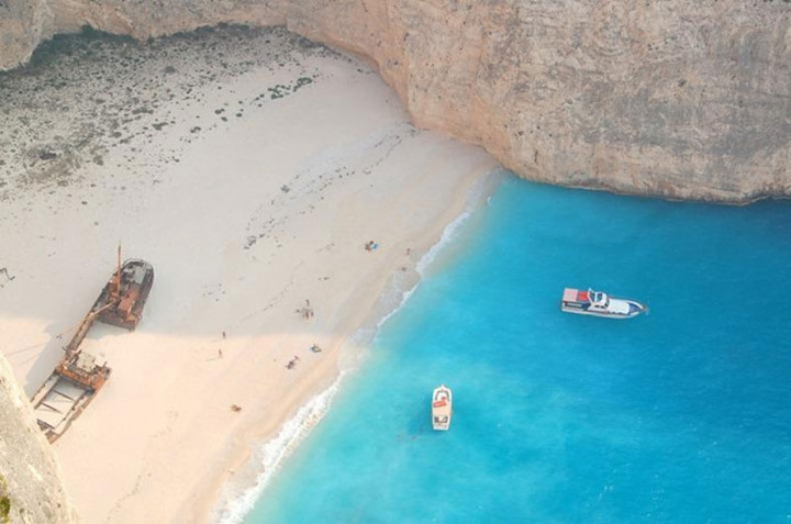 Bãi biển Navagio, hay còn gọi là bãi tàu đắm tại Hy Lạp là một vịnh cát nhỏ bị cô lập trên đảo Zankynthos. Nơi đây được cho là một trong những địa điểm tuyệt mỹ nhất trên thế giới. 