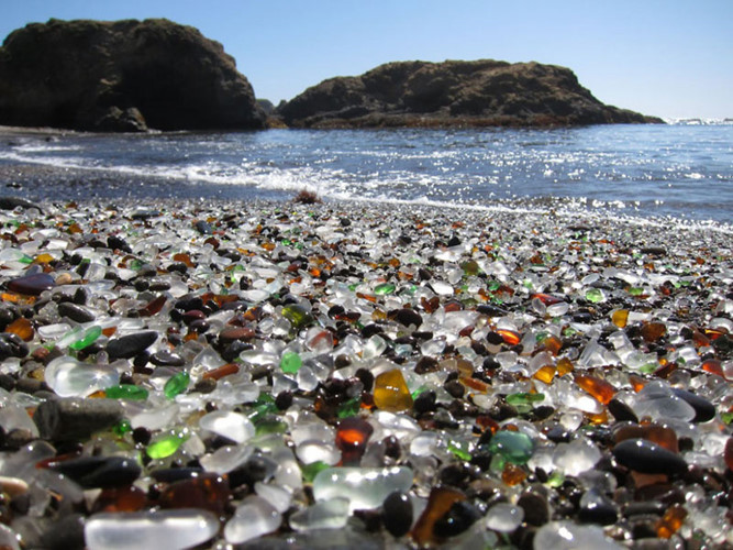 Bãi biển thủy tinh, California, Mỹ. Bãi biển tuyệt vời này được trang trí bởi màu sắc lấp lánh của hàng triệu mảnh thủy tinh nhỏ.