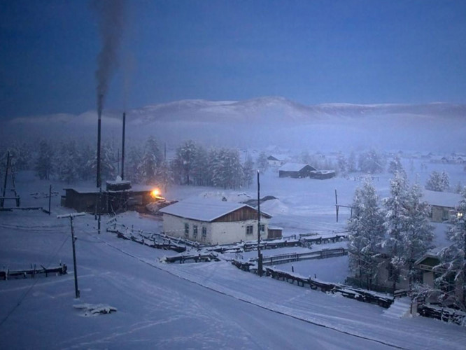 Thị trấn Oymyakon ở Nga là vùng đất có người ở lạnh nhất trên thế giới với mức nhiệt độ trung bình là -60ºC. Với dân số chỉ khoảng 500 người, nơi đây được ví như một bức chân dung của sự cô đơn.