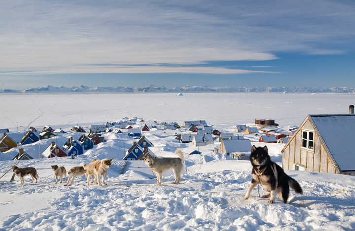 Ngôi làng Ittoqqortoormiit ở Greenland là nơi cư trú của khoảng 500 ngư dân địa phương. Vùng biển xung quanh đây lại thường xuyên bị đóng băng, khiến cho tàu thuyền qua lại rất khó khăn.