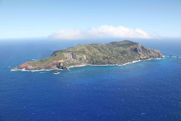 Adamstown là hòn đảo duy nhất có người sinh sống trong quần đảo Pitcairn thuộc Vương quốc Anh. Nơi đây không có sân bay hay khách sạn, do đó 56 cư dân sống trên đảo gần như bị tách biệt với thế giới bên ngoài.