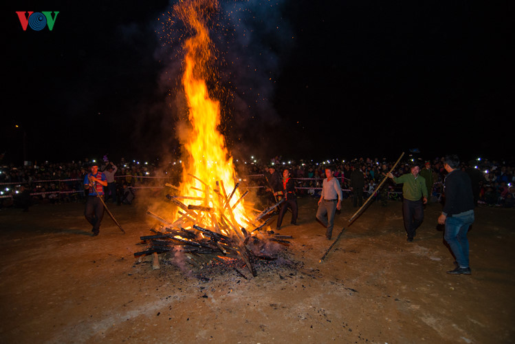 Một đống lửa to được được đốt lên giữa bãi đất rộng.