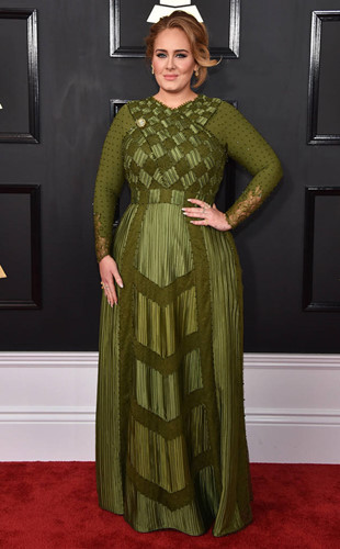 Adele kín đáo với đầm xanh của thương hiệu Givenchy.