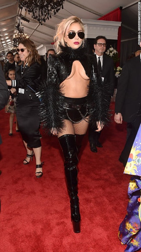 Lady Gaga khiến cánh săn ảnh mắt tròn mắt dẹt với bộ đầm hở hang kỳ quái.
