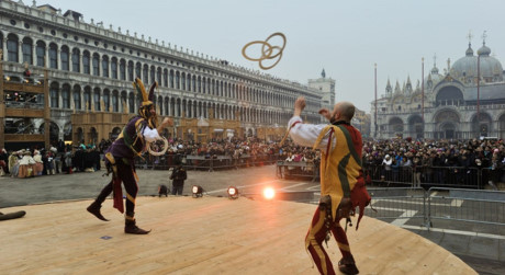 Đến thành phố nổi Venice thời điểm này, du khách trải nghiệm không khí tưng bừng của lễ hội đường phố.