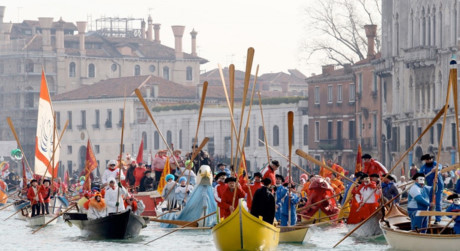 Sông nước Venice vào buổi đêm trở nên lung linh, kỳ ảo và rực rỡ lạ thường với các màn diễu hành bằng thuyền trên các kênh rạch xung quanh thành phố.