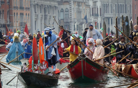 Lễ hội tổ chức hàng năm nhằm tạo không gian vui vẻ cho người dân địa phương và du khách. Carnival Venice kéo dài trong suốt 2 tuần còn bao gồm nhiều sự kiện thú vị khác khác như dạ tiệc khiêu vũ với mặt nạ, trình diễn pháo hoa, tiệc tùng cùng nhiều hoạt động biểu diễn nghệ thuật phong phú khác.