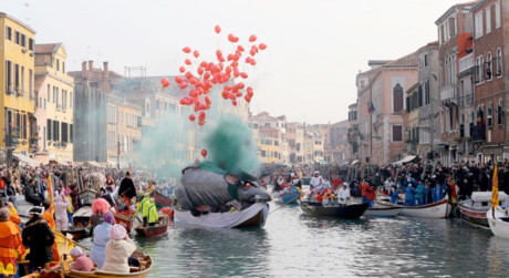 Nhiều du khách nước ngoài cũng chia sẻ cảm giác phấn khích và thích thú tại lễ hội tuyệt vời này: “Venice quả thật là một lễ hội hóa trang tuyệt vời nhất mà tôi từng biết. Chúng tôi đến đây để vui chơi, để được trải nghiệm cuộc sống thời xưa. Tôi mê mẩn những chiếc mặt nạ”.