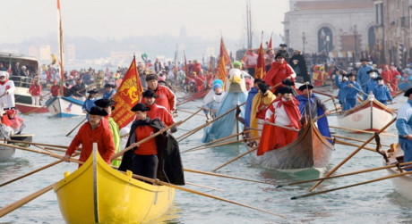 Tàu thuyền tham gia lễ hội, đại diện cho các nhóm cư dân hai bên bờ kênh đào Grand thường được trang trí cầu kỳ độc đáo và những vũ công biểu diễn nhào lộn, cà kheo trên đó.