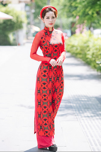 Tại sự kiện, Chi Pu khoe vẻ đẹp dịu dàng cuốn hút trong bộ áo dài đỏ nổi bật của NTK Chula.