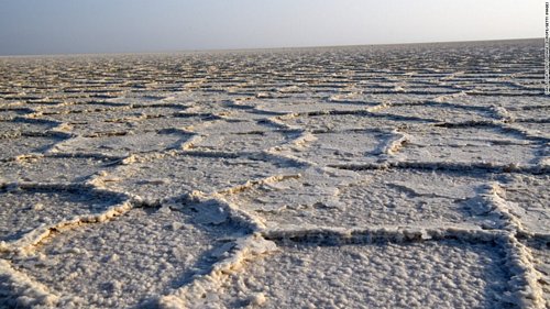 Nằm tại vùng Sừng châu Phi (bán đảo ở Đông Bắc Phi) và thấp hơn 100 m so với mực nước biển, nơi đây là một trong những khu vực nóng nhất trên thế giới, tính theo nhiệt độ trung bình hàng năm. Tuy nhiên, Danakil được trời phú một lượng tài nguyên muối dồi dào. Muối được khai thác từ Danakil chiếm tỷ trọng lớn nhất trong tổng sản lượng muối ở Ethiopia, với 1 triệu tấn mỗi năm. Trước đây, muối có giá trị đến nỗi người ta dùng nó để trao đổi thay tiền tệ và được ví như vàng trắng.