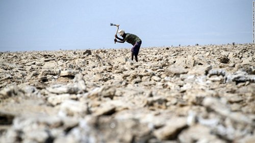 Nghề làm muối đã được duy trì hàng trăm năm bởi những gia tộc địa phương. Các công ty tìm cách tiếp cận mỏ muối vấp phải sự kháng cự của giới lãnh đạo đia phương nên ngành khai thác muối ở đây vẫn chưa được công nghiệp hóa.