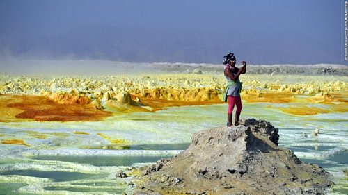 Một du khách chụp lại quang cảnh xung quanh. Dù có điều kiện vô cùng khắc nghiệt nhưng Danakil vẫn thu hút một lượng lớn khách du lịch hàng năm.