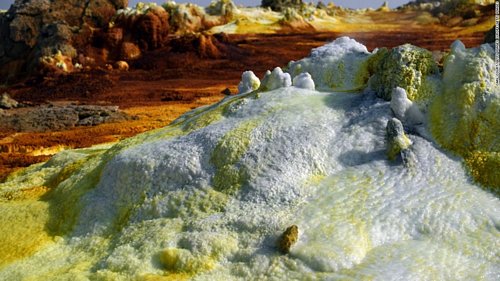 Suối nước nóng ở Danakil còn giúp các nhà khoa học tìm hiểu vì sao vi sinh vật có thể tồn tại trong những điều kiện khắc nghiệt. Nghiên cứu này có thể mở ra những manh mối mới về sự sống ngoài Trái đất.