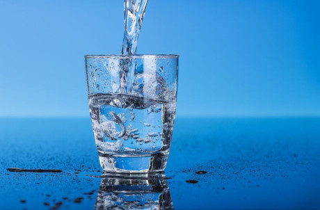 Nước:Uống đủ nước làm tăng lưu thông máu tới các cơ quan, trong đó có phổi. Điều này giúp loại bỏ những độc tố và bảo vệ phổi khỏe mạnh.