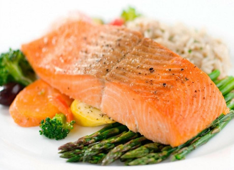 Thực phẩm chứa a-xít béo omega-3: Chúng làm giảm các triệu chứng bệnh hen như khó thở, thở khò khè… Sử dụng những thực phẩm chứa nhiều a-xít béo omega-3 dần dần sẽ cải thiện được bệnh hen. Thực phẩm giàu a-xít béo omega-3 là cá hồi, cá ngừ, các loại hạt, hạt lanh...