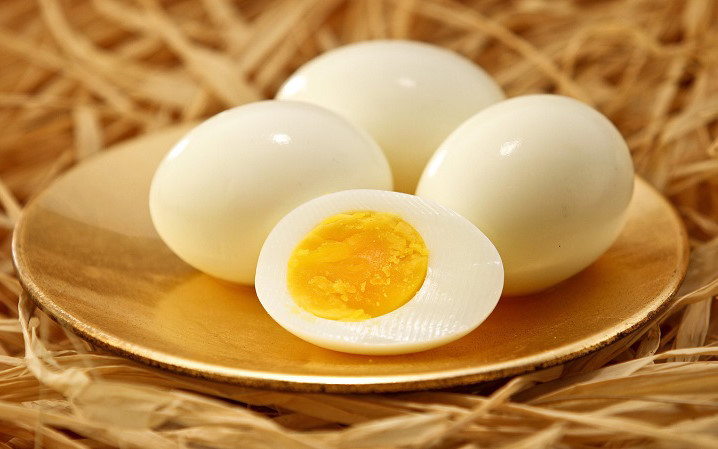 Trứng luộc: Nếu không được bảo quản đúng cách, trứng luộc chín sẽ là môi trường hoàn hảo cho vi sinh vật phát triển, khi ăn vào rất có hại cho dạ dày, đường ruột, gây đầy hơi, ợ nóng, thậm chí là tiêu chảy.