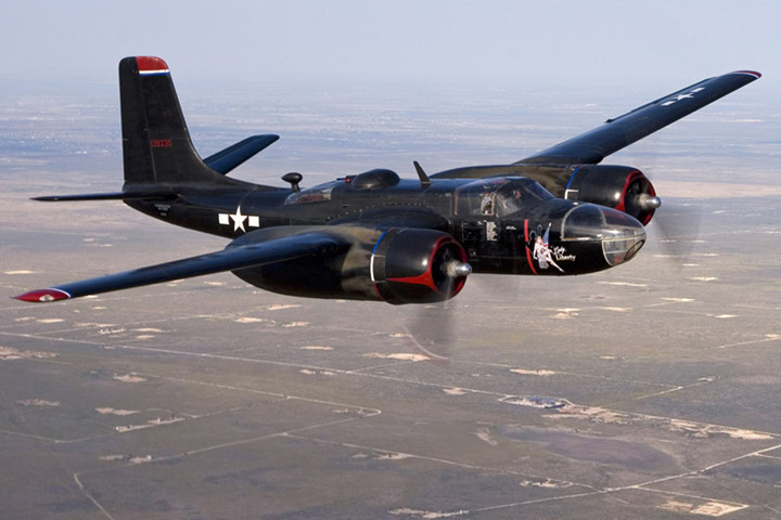 Máy bay A-26 của Mỹ được thiết kế để thay thế phi cơ Douglas A-20 Havoc/Boston. Nó tích hợp nhiều cải tiến từ các thiết kế Douglas trước đó.