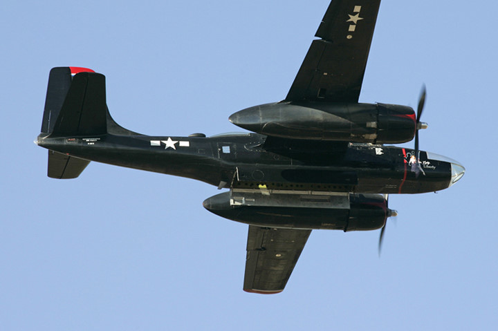 Chiếc A-26 có thiết kế đặc biệt tại thời kỳ đó: Nó chỉ có một phi công. Ghế vốn dành cho cơ phó không có nút điều khiển máy bay.