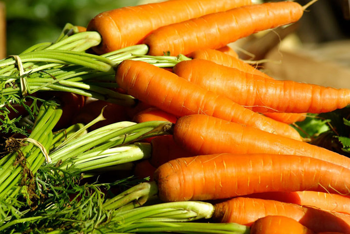 Cà rốt:  Chất beta-caroten có trong cà rốt giúp tăng khả năng sản xuất và tăng chất lượng tinh trùng, đồng thời là liều thuốc tự nhiên kích thích ham muốn tình dục.