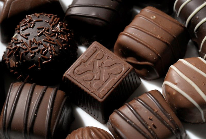 Chocolate: Chứa chất kích thích phenylethylamine, có tác dụng giải phóng endorphin tràn ngập trong cơ thể khi “yêu” và làm tăng cảm giác hưng phấn. 
