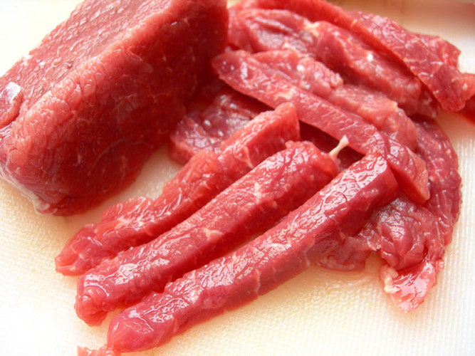 Thịt bò: Giàu creatin, vitamin B và kẽm nên thịt bò cũng được đánh giá là một trong những thực phẩm giúp tăng cường sinh lực, tăng độ dẻo dai cho cậu nhỏ. 