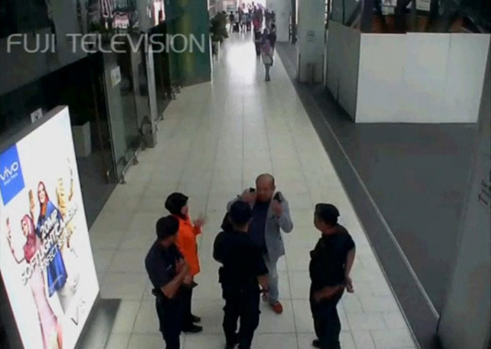 Nhân viên sân bay nhanh chóng thông báo về vụ tấn công với lực lượng an ninh sân bay. (Ảnh: FUJITV/via Reuters TV)