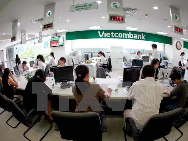 Khách hàng giao dịch tại Vietcombank. (Ảnh: Hoàng Hải/TTXVN)