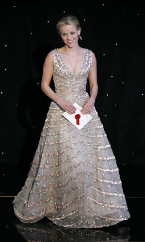 Reese Witherspoon lộng lẫy trong bộ đầm của Christian Dior khi đến dự Lễ trao giải Oscar 2006. Với vai diễn trong bộ phim 