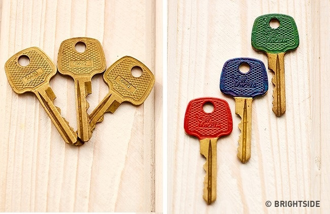 Sơn chìa khóa với các màu sắc khác nhau, con sẽ nhận biết dễ dàng chìa nào cho phòng nào.