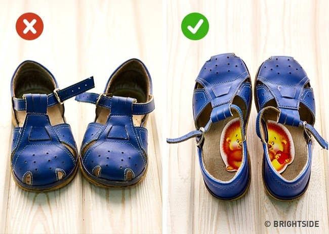 Trẻ em thường gặp khó khăn khi phân biệt phải trái. Vì vậy, hãy dán lên giày của con những hình ảnh giúp con dễ dàng phân biệt điều này.