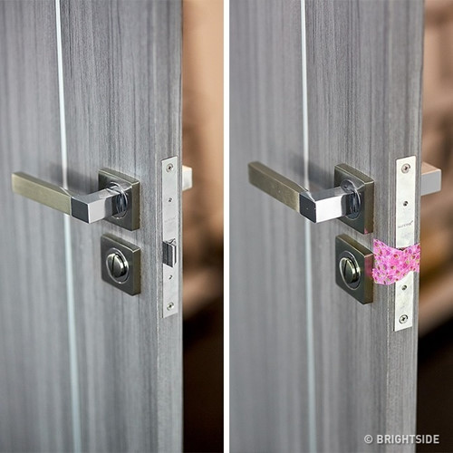 Sử dụng băng dính ở khóa cửa nếu bạn muốn ngăn chặn việc trẻ nhỏ vô tình khóa phòng từ bên trong.
