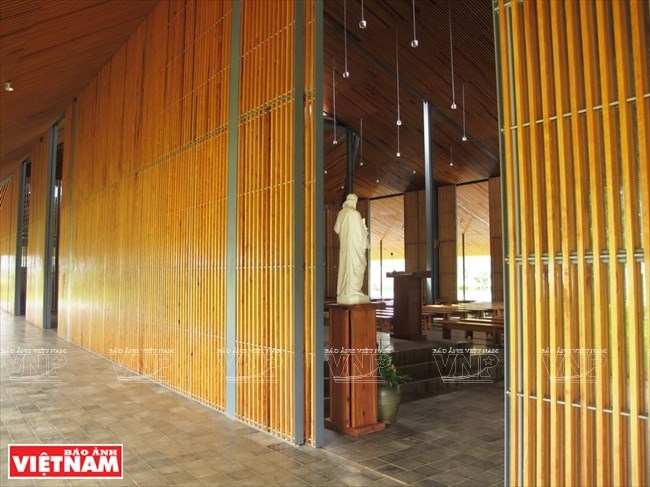 Những bức tường nhà thờ được xây dựng bởi hàng nghìn thanh gỗ thông, tạo không gian gần gũi với các giáo dân Churu