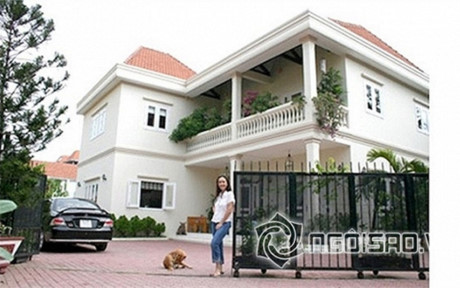 Diễm My sở hữu ba ngôi nhà xây kề nhau rộng thênh thang ở khu Thảo Điền- quận 2, thành phố Hồ Chí Minh. Ngôi biệt thự được thiết kế theo phong cách Địa Trung Hải ở vị trí đắt đỏ nhất TP. Hồ Chí Minh